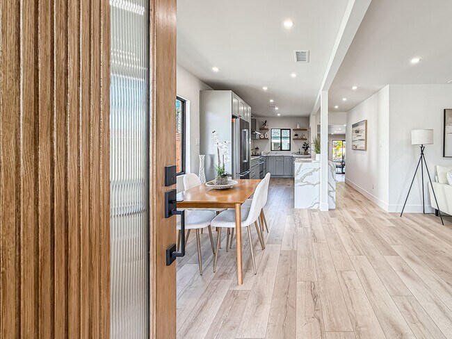 Foto del edificio - Upgraded 3+2 w/pool, gourmet kitchen + family room!