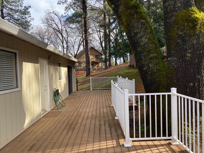 Foto del edificio - Adorable 3/2 on corner lot In Lake of the Pines