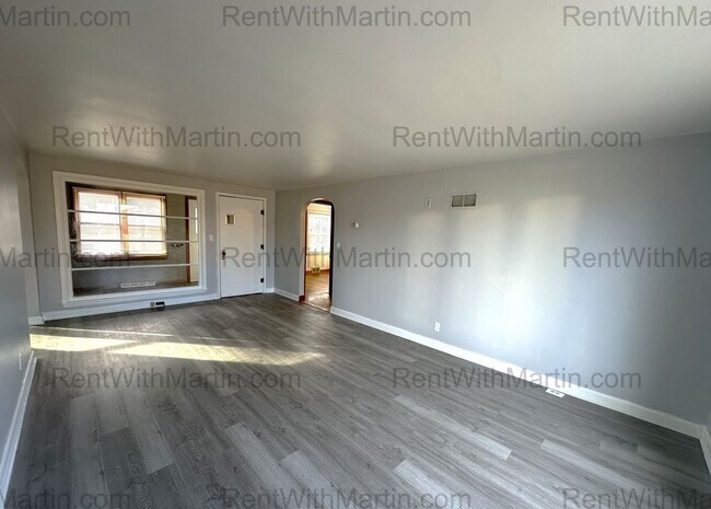 Building Photo - 604 10th St