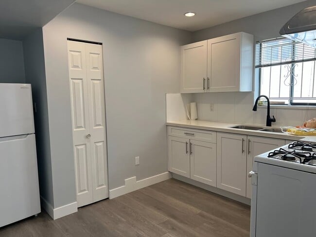 Building Photo - 783 E 52nd Ave