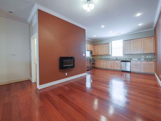 Foto del edificio - Two Bedroom, 2.5 Bath Gated Condo, blocks ...