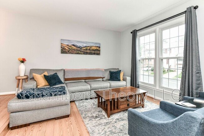 Foto del edificio - 1242 Bond St.