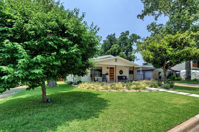 Building Photo - Fantastic 3/2 Home - Designer Style Living...