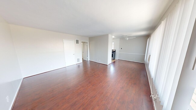 Foto del interior - 1042-1044 N Stanley Ave