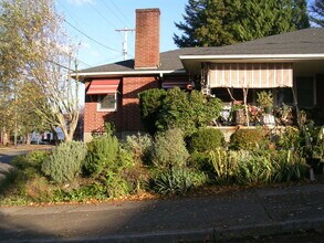 Building Photo - 6212-6212 NE Glisan St