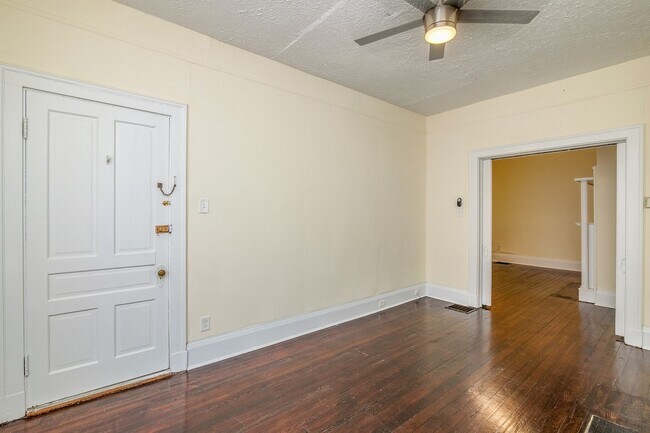Foto del edificio - 2413 1/2 Clifton Ave.