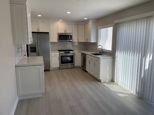 Building Photo - Charming 2-Bed Gem in the Heart of Pleasan...