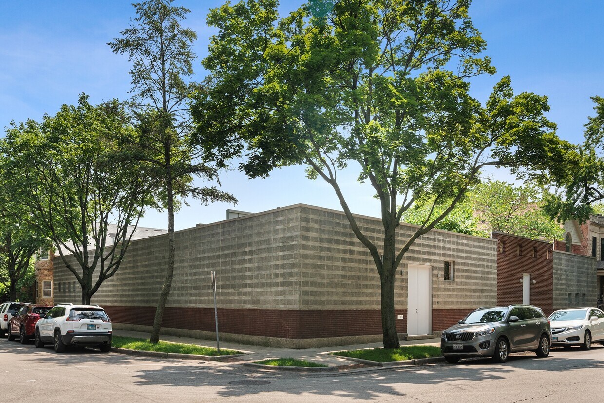 Primary Photo - 1919 N Oakley Ave