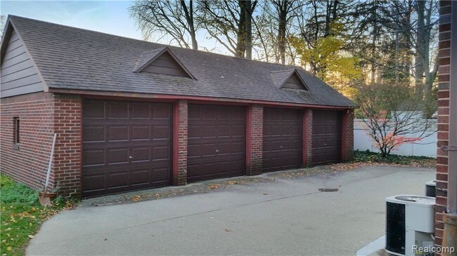 Building Photo - 665 Bloomfield Ct