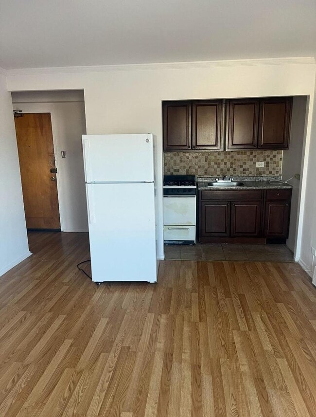 Building Photo - 2610 W Berwyn Ave