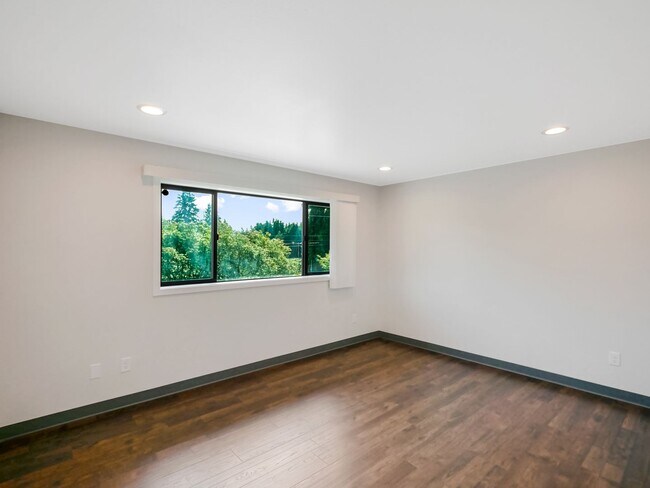 Building Photo - 2 BED & 1.5 BATH DUPLEX FOR RENT