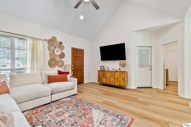 Foto del edificio - 113 Arbor Cove Cir