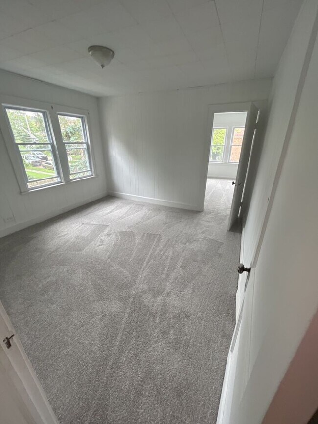 Building Photo - Charming 5-Bedroom Property in Prime Location