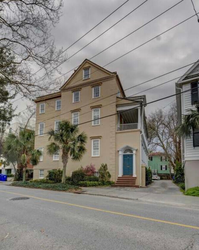 Primary Photo - 65 Vanderhorst St