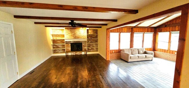 Foto del edificio - Beautiful 2 Bedroom House with Sun Room an...