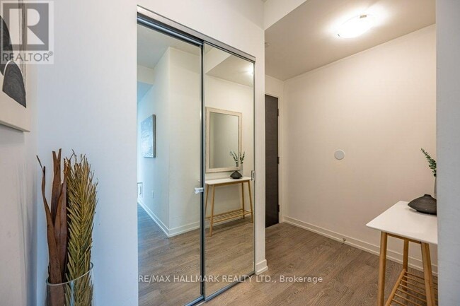 Photo du bâtiment - 8868-8868 Yonge St