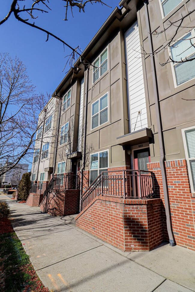 Foto del edificio - 3 story townhome with Uptown View