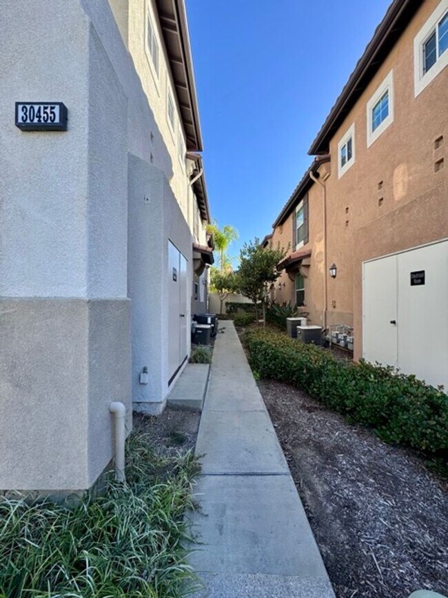 Foto del edificio - Beautiful and Spacious 3 Bedroom 2.5 Bath ...