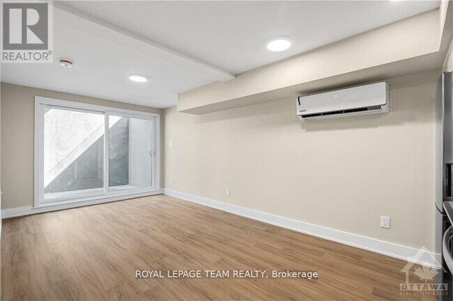 Photo du bâtiment - 366 Winona Ave