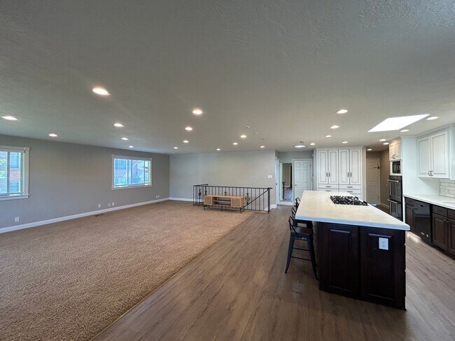 Building Photo - 5 Bedroom 3.5 Bathroom in Orem!