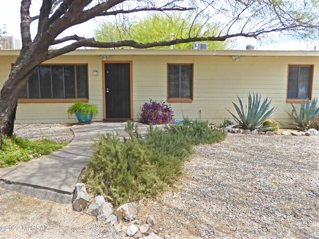 Building Photo - 720 N Irving Cir