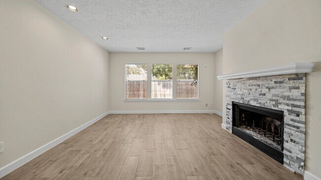 Foto del edificio - Lovely three-bedroom residence located on a cul-de-sac in Pearland ISD.