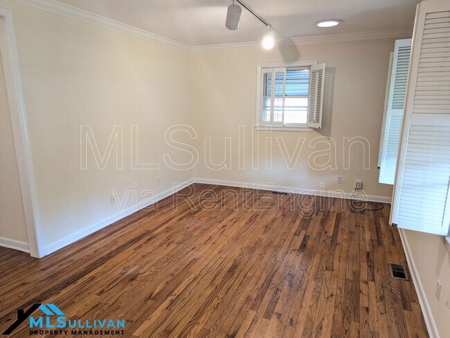 Building Photo - 2310 Lindmont Ave