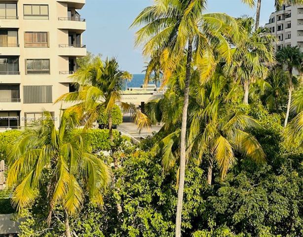 Foto principal - 161 Crandon Blvd