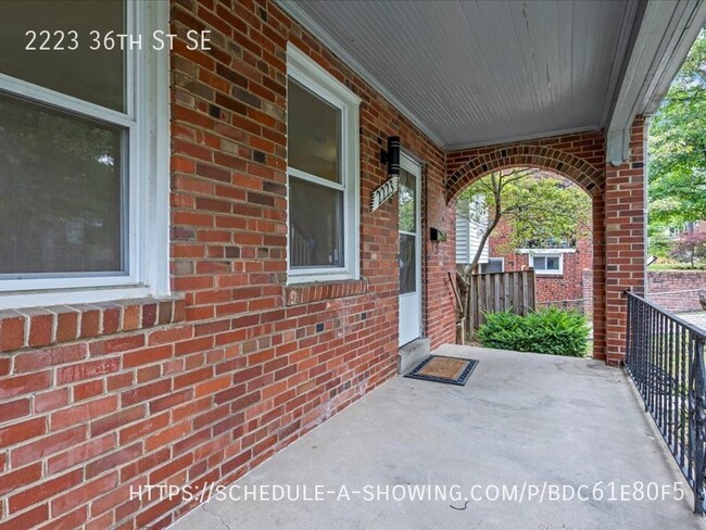 Building Photo - Vintage Hillcrest Home with huge Backyard