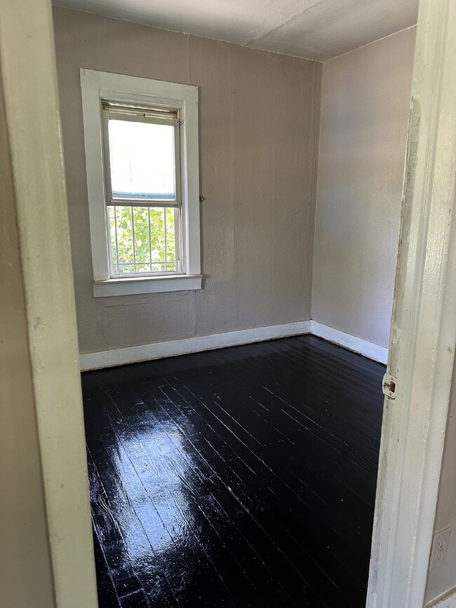 Building Photo - Charming 3-Bedroom Home with Spacious Base...