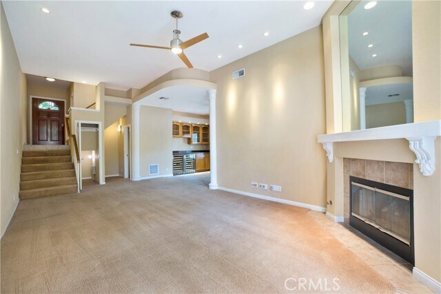 Foto del edificio - 3055 E Hillcrest Dr