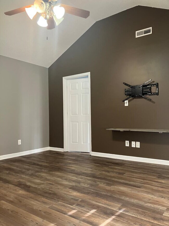 Foto del edificio - 2745 Navigator Cir