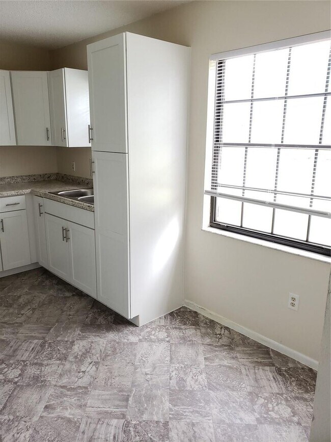 Foto del edificio - 2/2 Home in Silver Springs Shores Lake Joy...