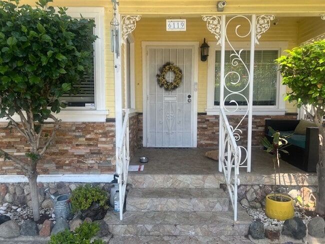 Building Photo - Charming 3 Bedroom 2 Bathroom, Long Beach Home for Lease!