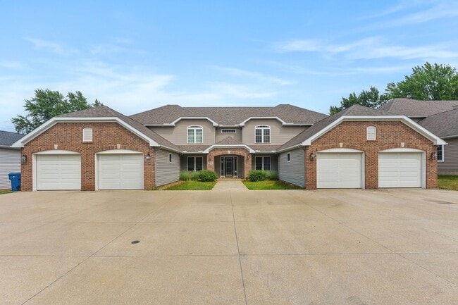 Photo - 5909 Stumph Rd (Parma Heights, OH) Apartment