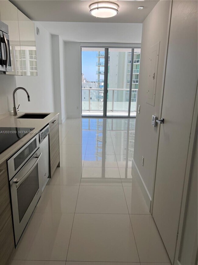 Foto del edificio - 1300 Brickell Bay Dr