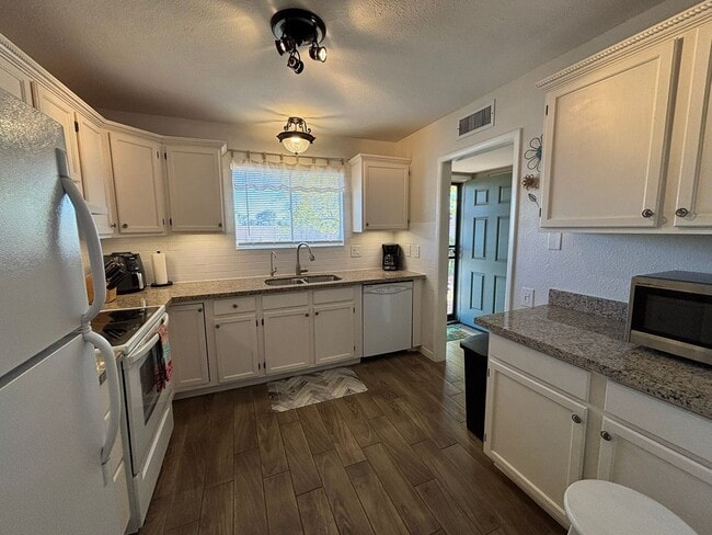Building Photo - Fantastic Summer Getaway, Short Term Furnished In 45+ Active Adult Resort Community Available Sta...