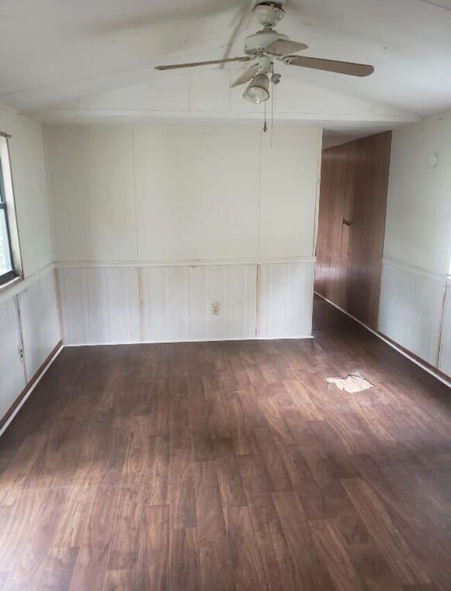 Building Photo - New Home Available! Rent this 2 Bedroom 1 ...