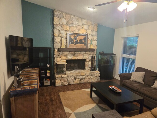 Foto del edificio - 3BR/2BA in a great location off Tower Road!