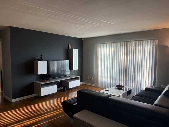 Foto del edificio - 1710 Dempster St