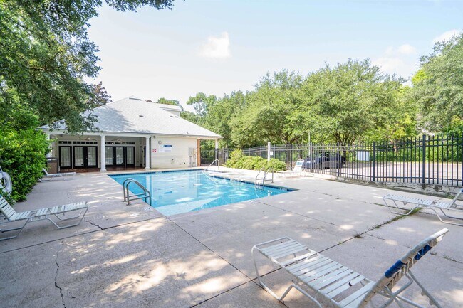 Building Photo - 2738 W Tharpe St