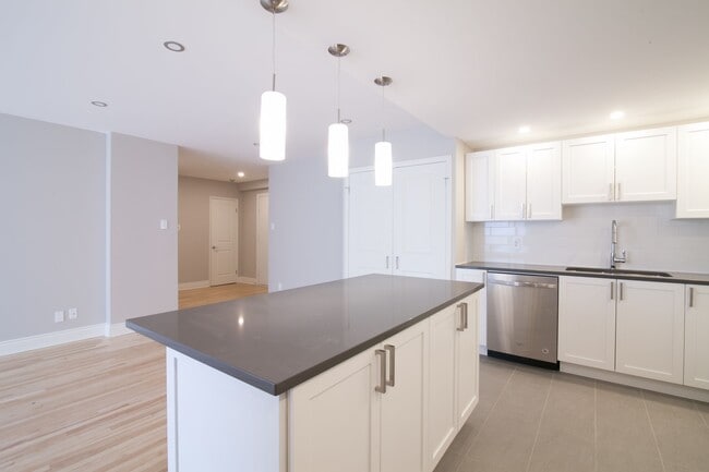 Building Photo - 3495 Rue de la Montagne