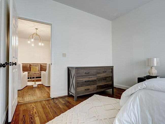 Foto del edificio - "Charming 2-Bedroom Retreat in Birmingham – Cozy 932 Sq Ft Haven!"