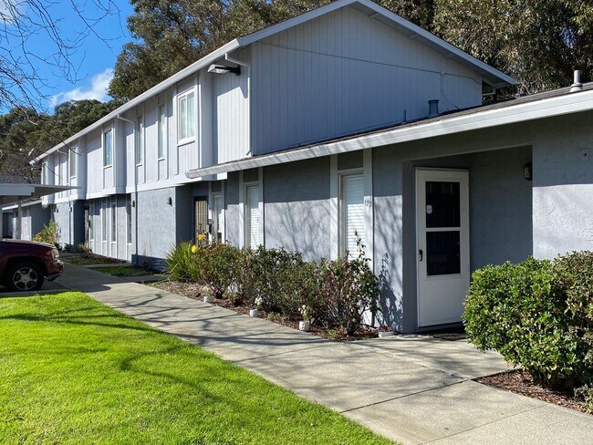 Building Photo - BEAUTIFULLY UPDATED - IN UNIT LAUNDRY - CL...