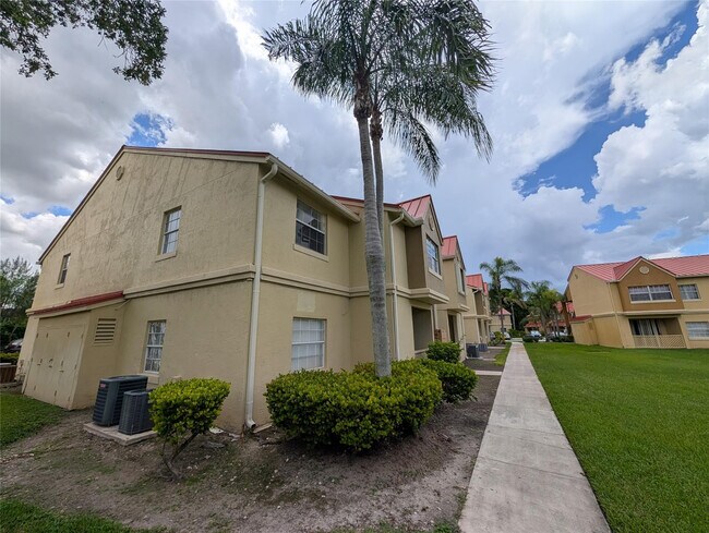 Foto del edificio - 18324 NW 68th Ave