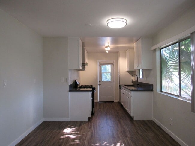 Building Photo - Charming 1-Bedroom Apartment with Modern U...