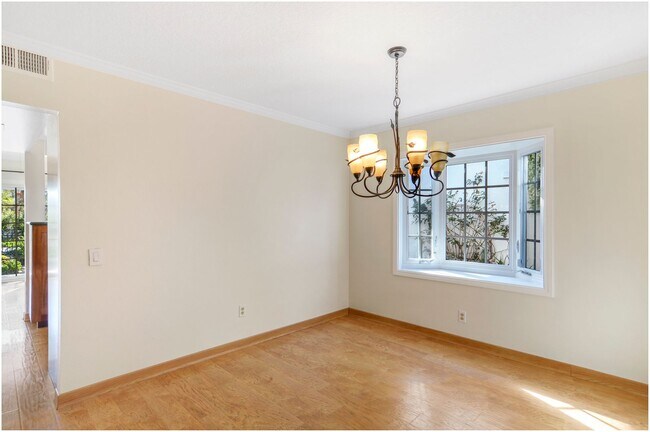 Foto del edificio - Nestled “inside the loop”, Woodbridge Home