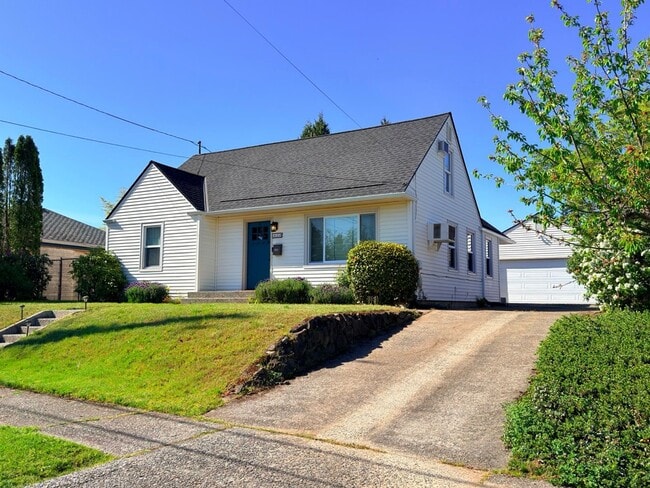 Building Photo - Beautiful 4BD | 2BA with Garage and Large Backyard