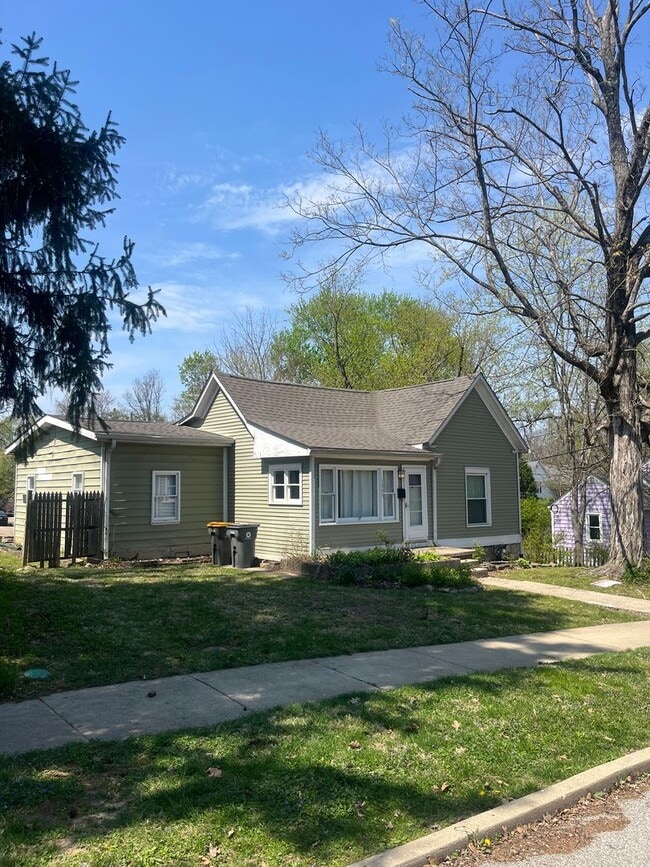 Building Photo - 1003 N Woodburn Ave