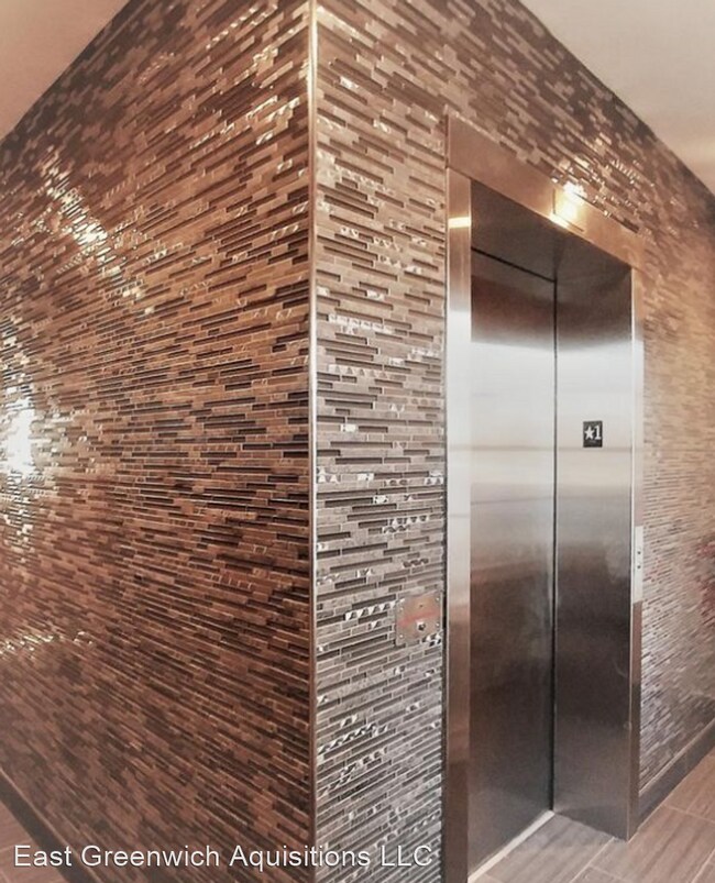 Foto del edificio - 60 Crompton Ave